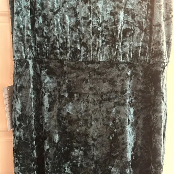 🎉 NWT Wayf Crushed Velvet Dress​​