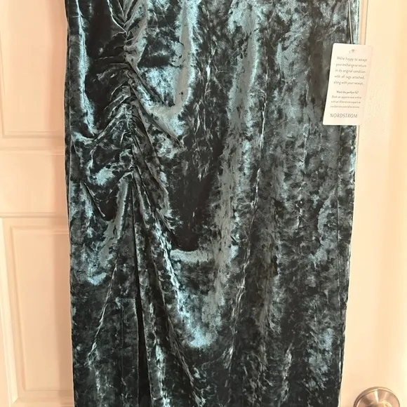 🎉 NWT Wayf Crushed Velvet Dress​​