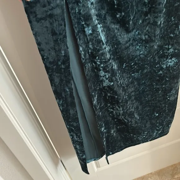 🎉 NWT Wayf Crushed Velvet Dress​​