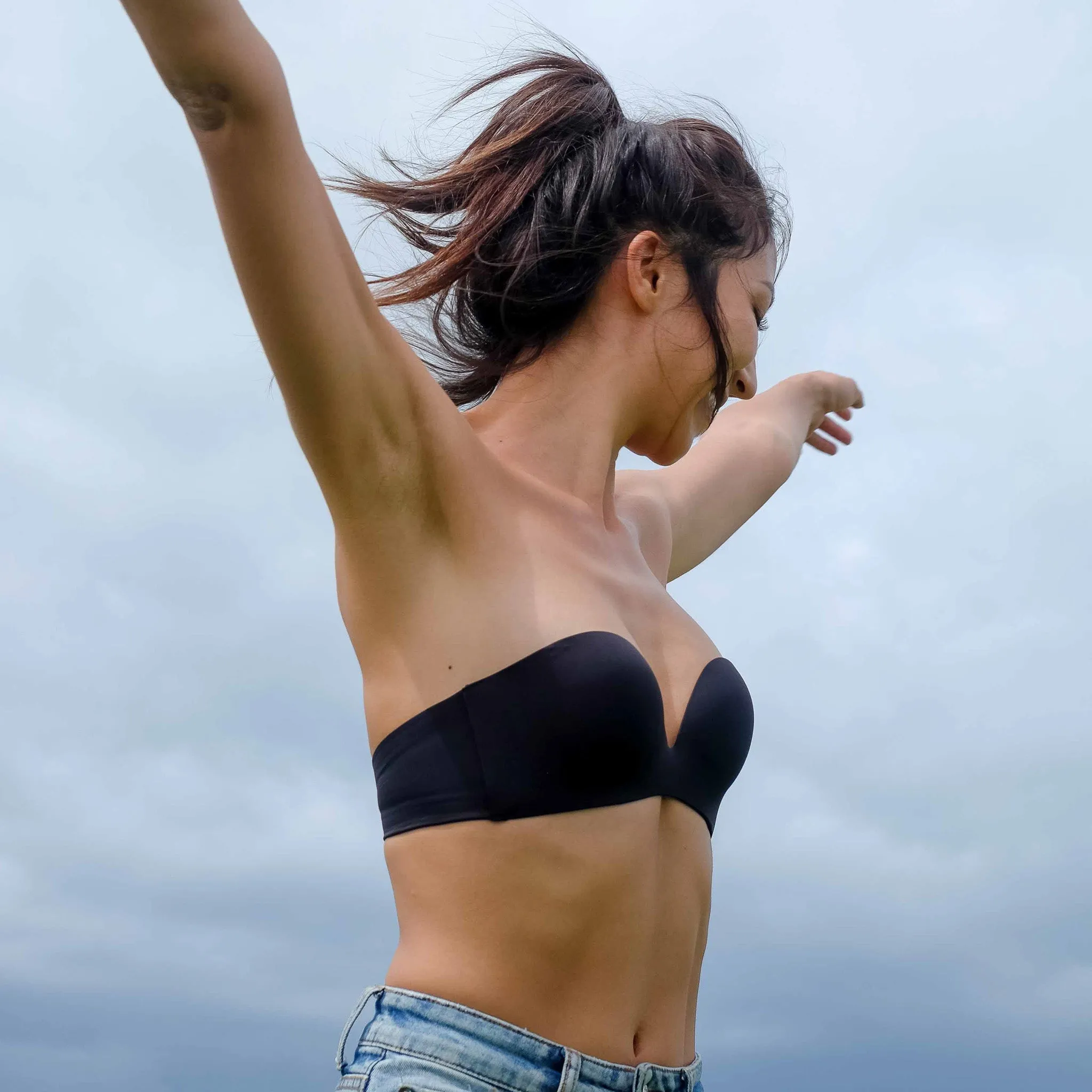 247 Seamless! 100% Non-Slip Strapless Wireless Bra in Black