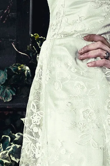 A-line Small Round Collar High-low Length Tulle Lace Applique Wedding Dress