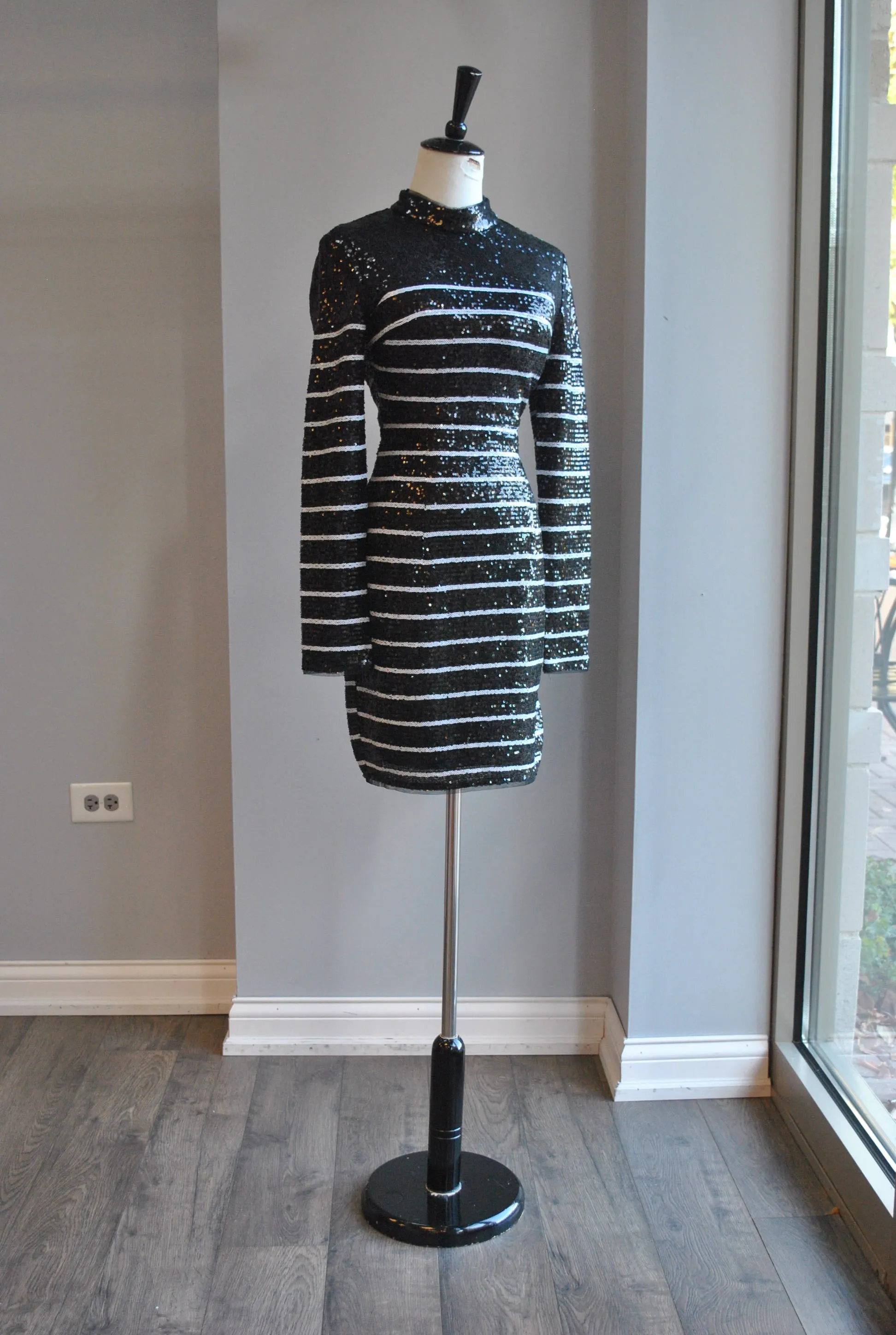 BLACK AND WHITE STRIPES MINI PARTY DRESS