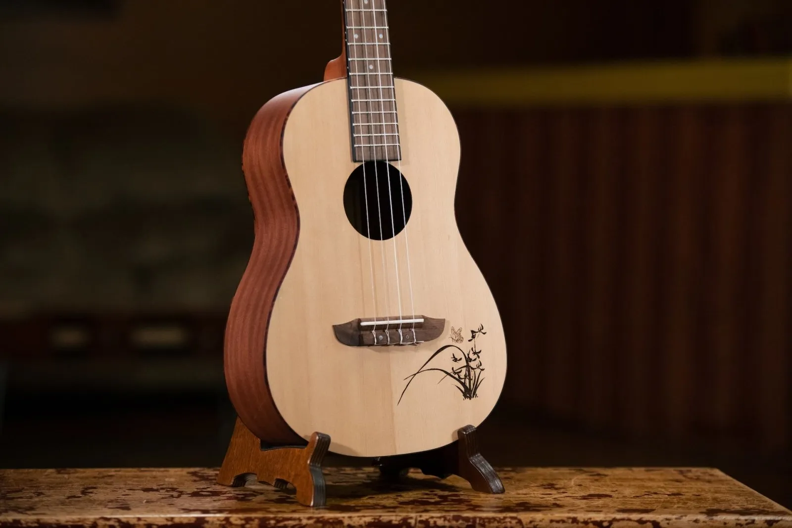 Bonfire Series Baritone Ukulele Spruce / Sapele Natural Acoustic
