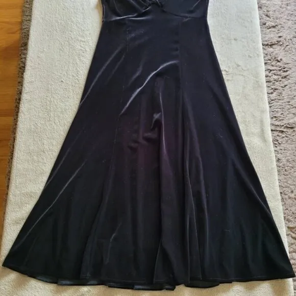 Maggy London black velvet v-neck midi dress size 8