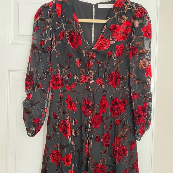 NEW ASTR The Label Floral Red Velvet Burnout Sheer Black Midi Dress V-Neck Sz S