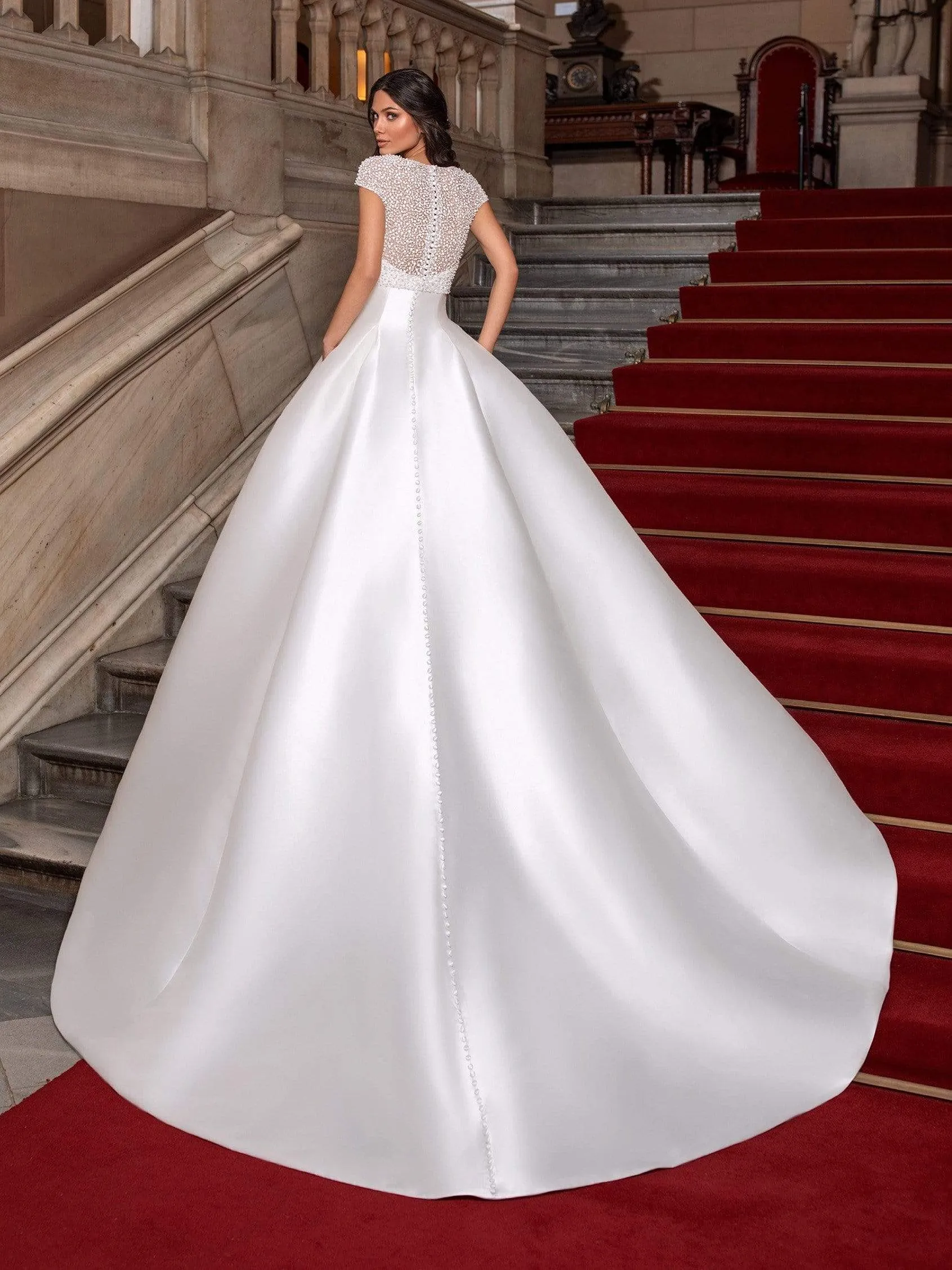 Pronovias: Close