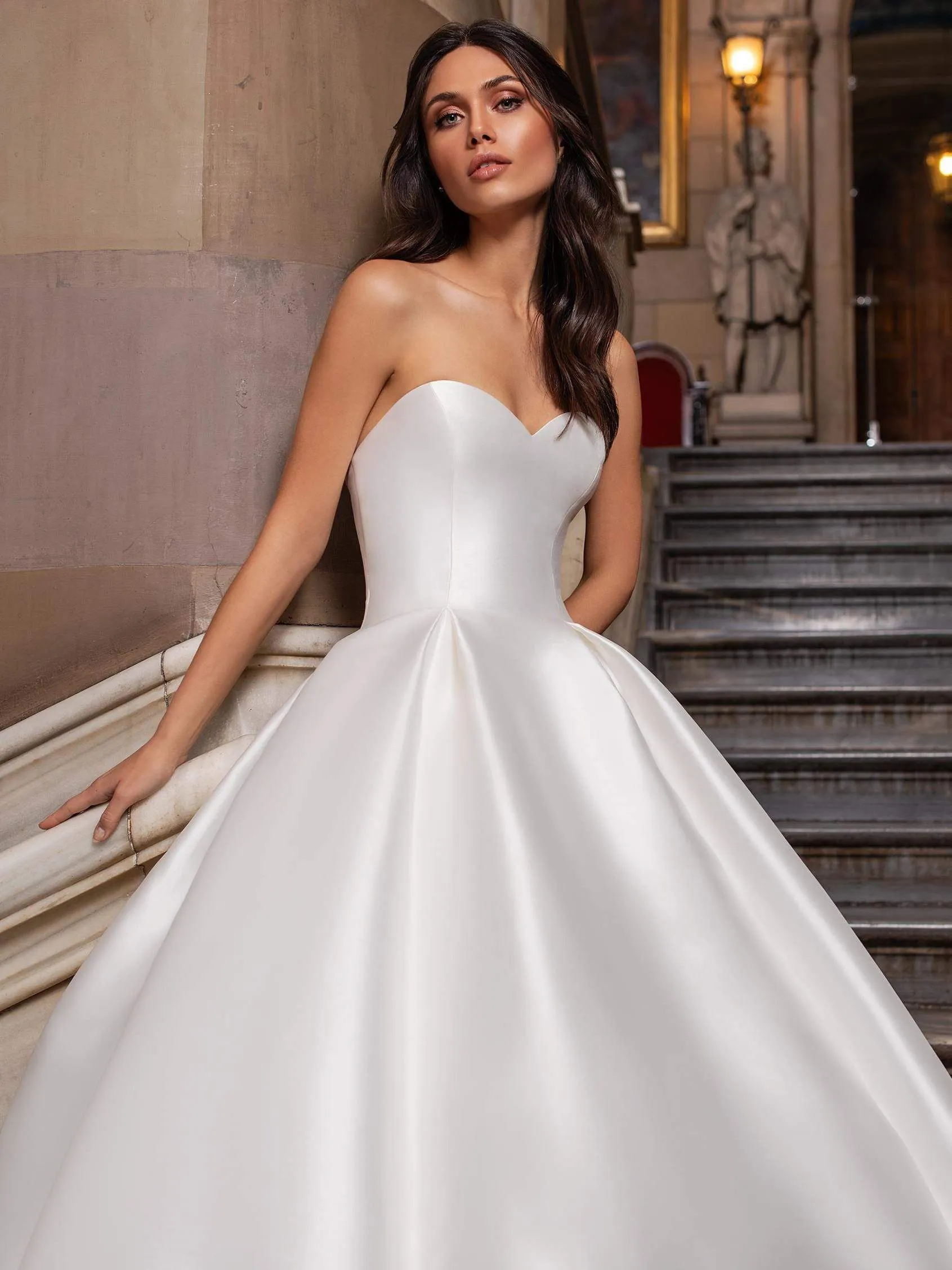 Pronovias: Close