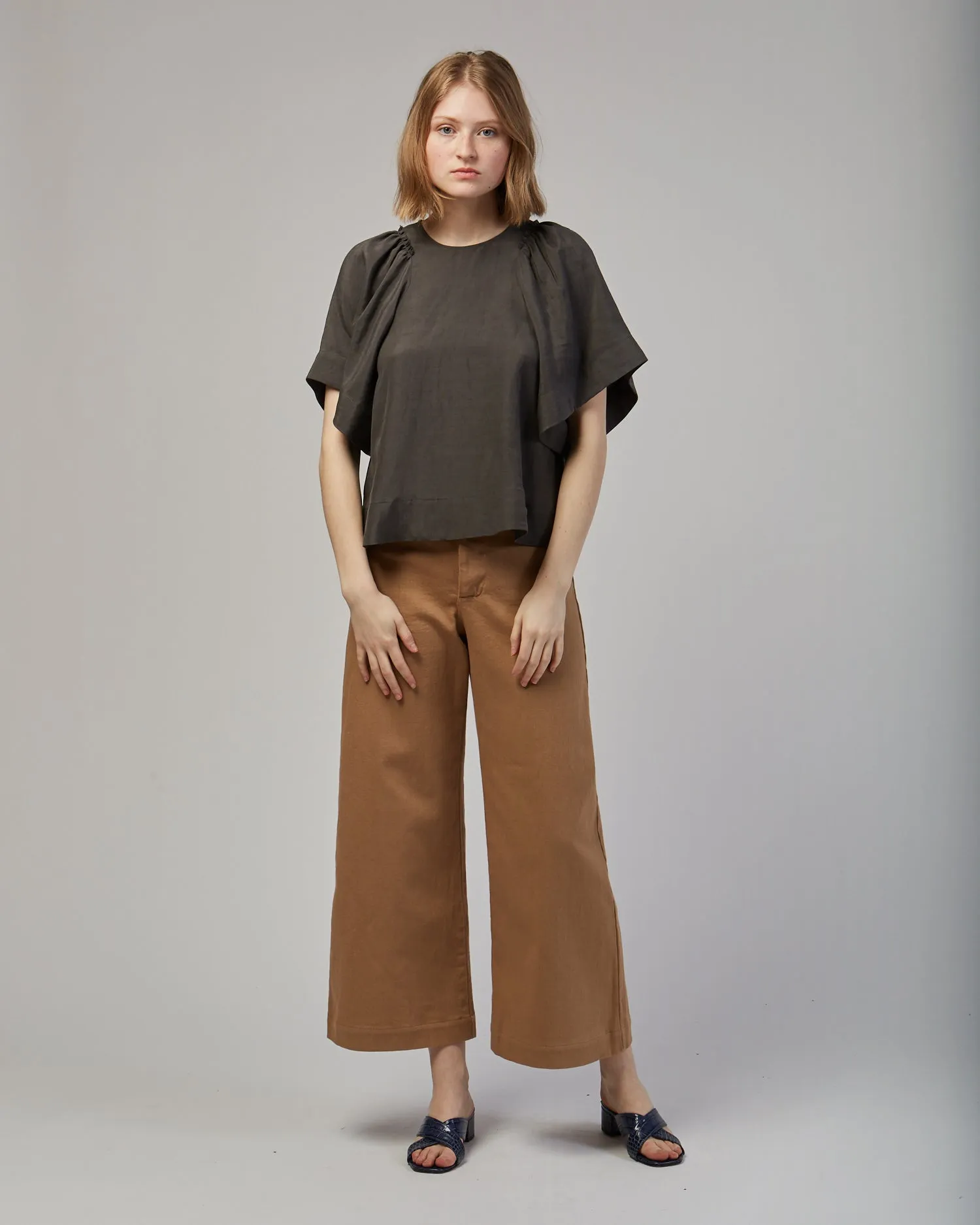 Ravine silk linen top in charcoal