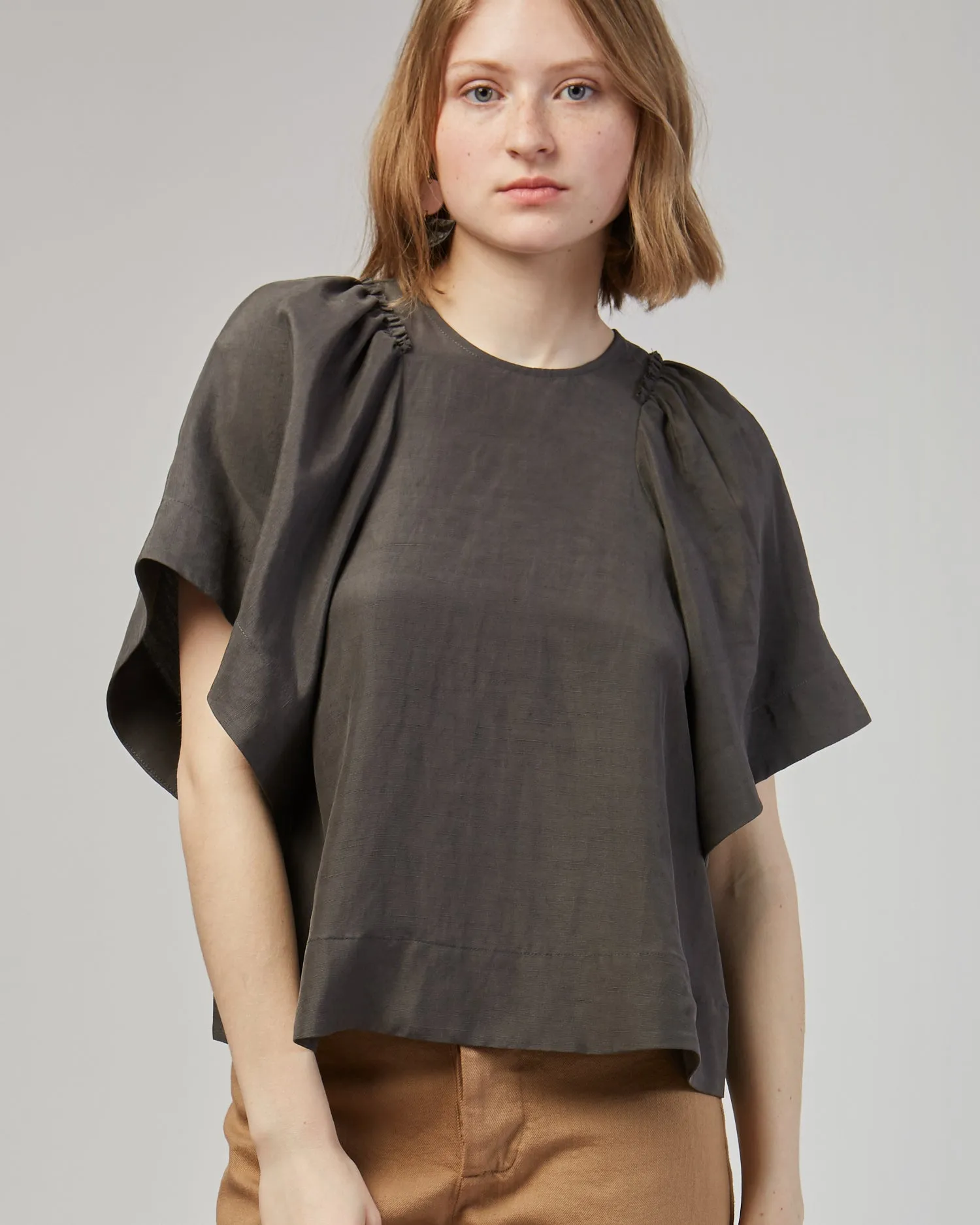 Ravine silk linen top in charcoal