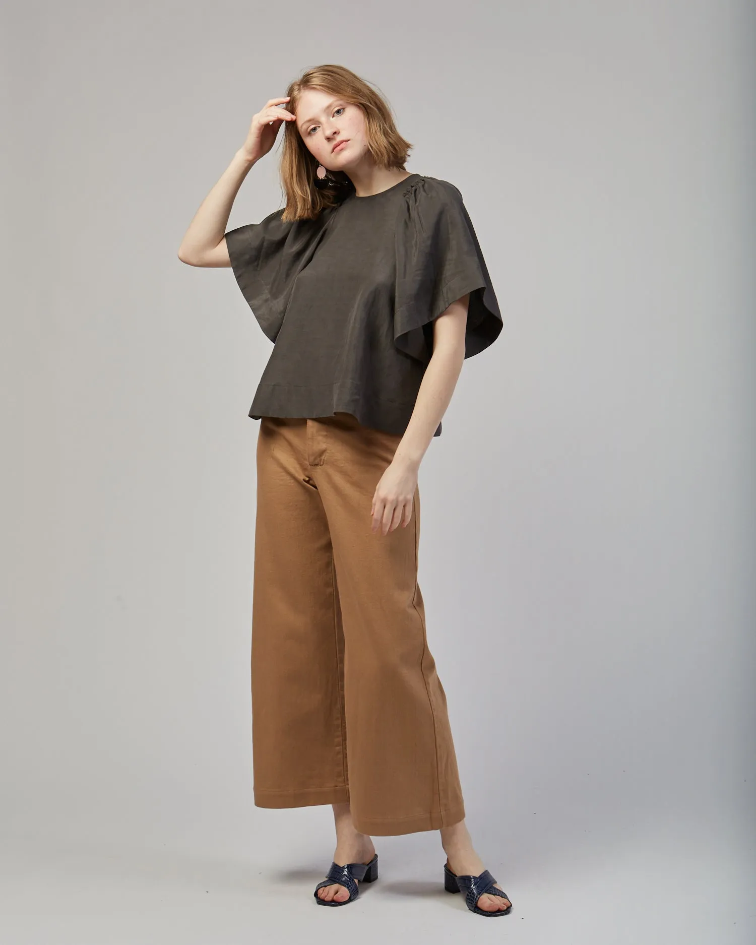Ravine silk linen top in charcoal
