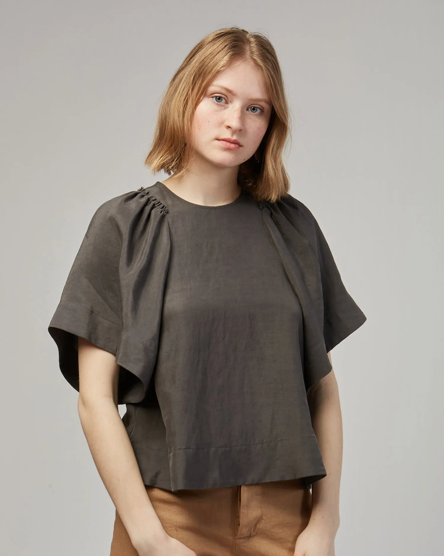 Ravine silk linen top in charcoal