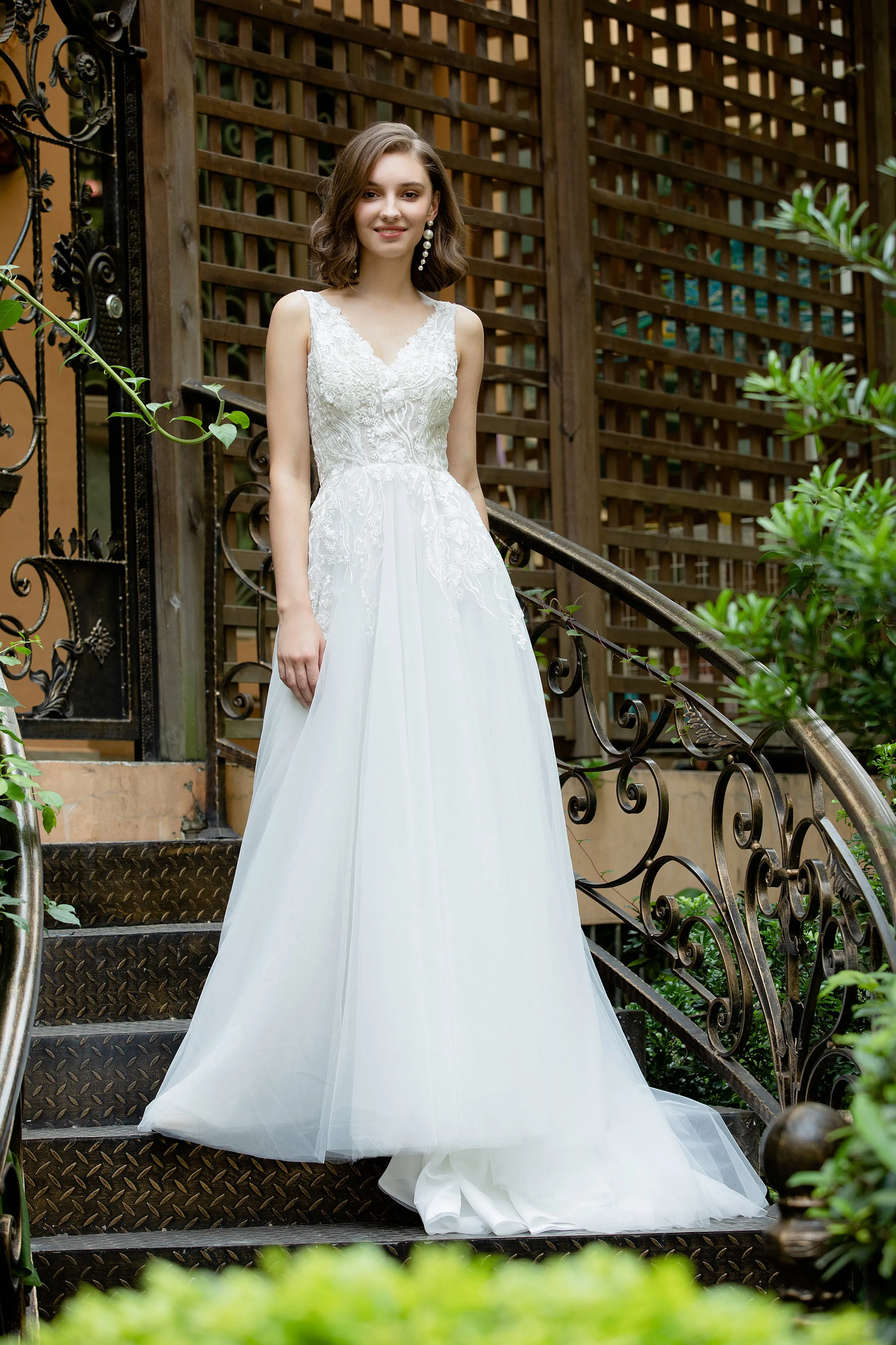 Silva - Selena Huan V-neck Embroidery lace light-weighted low-back A-line gown