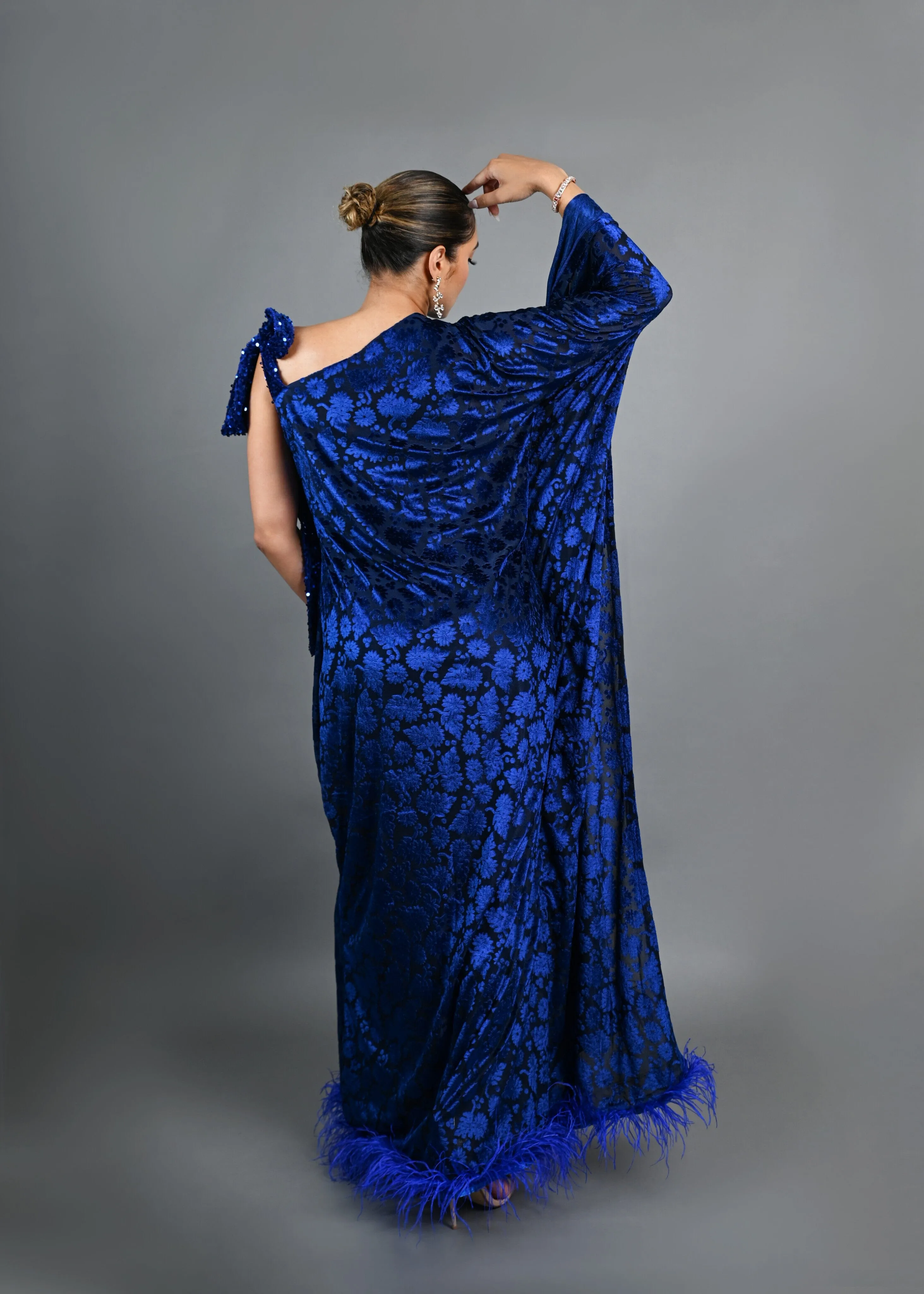 Tyla asymmetrical boubou patterned velvet dress with feathers (Blue)