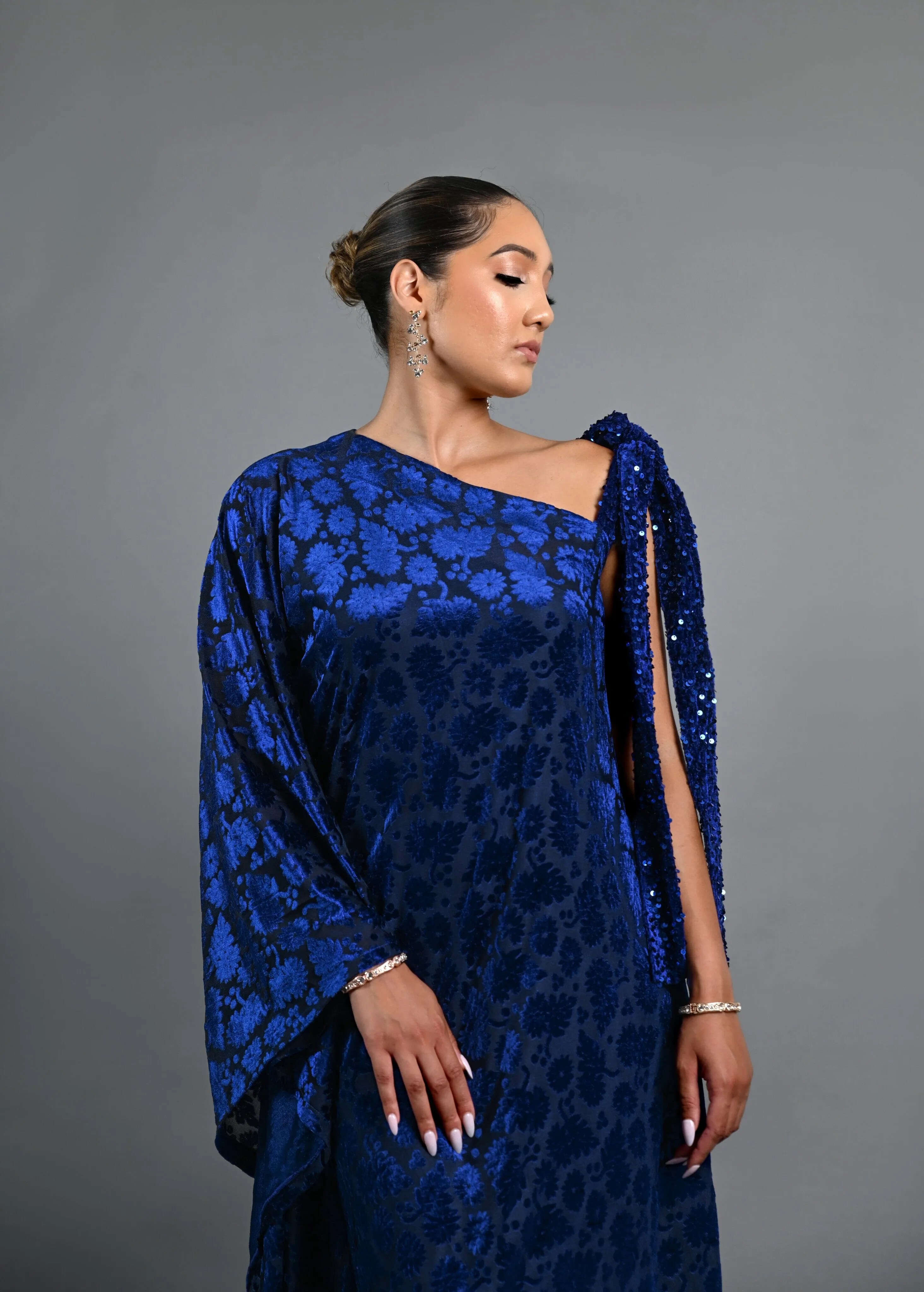 Tyla asymmetrical boubou patterned velvet dress with feathers (Blue)