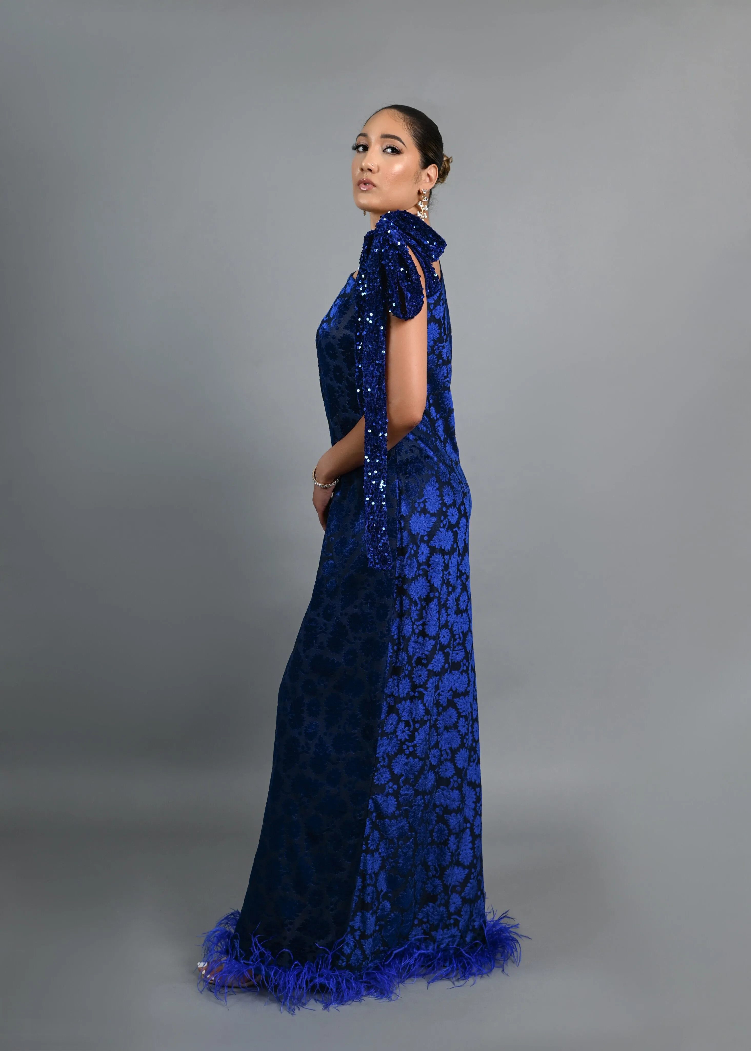 Tyla asymmetrical boubou patterned velvet dress with feathers (Blue)