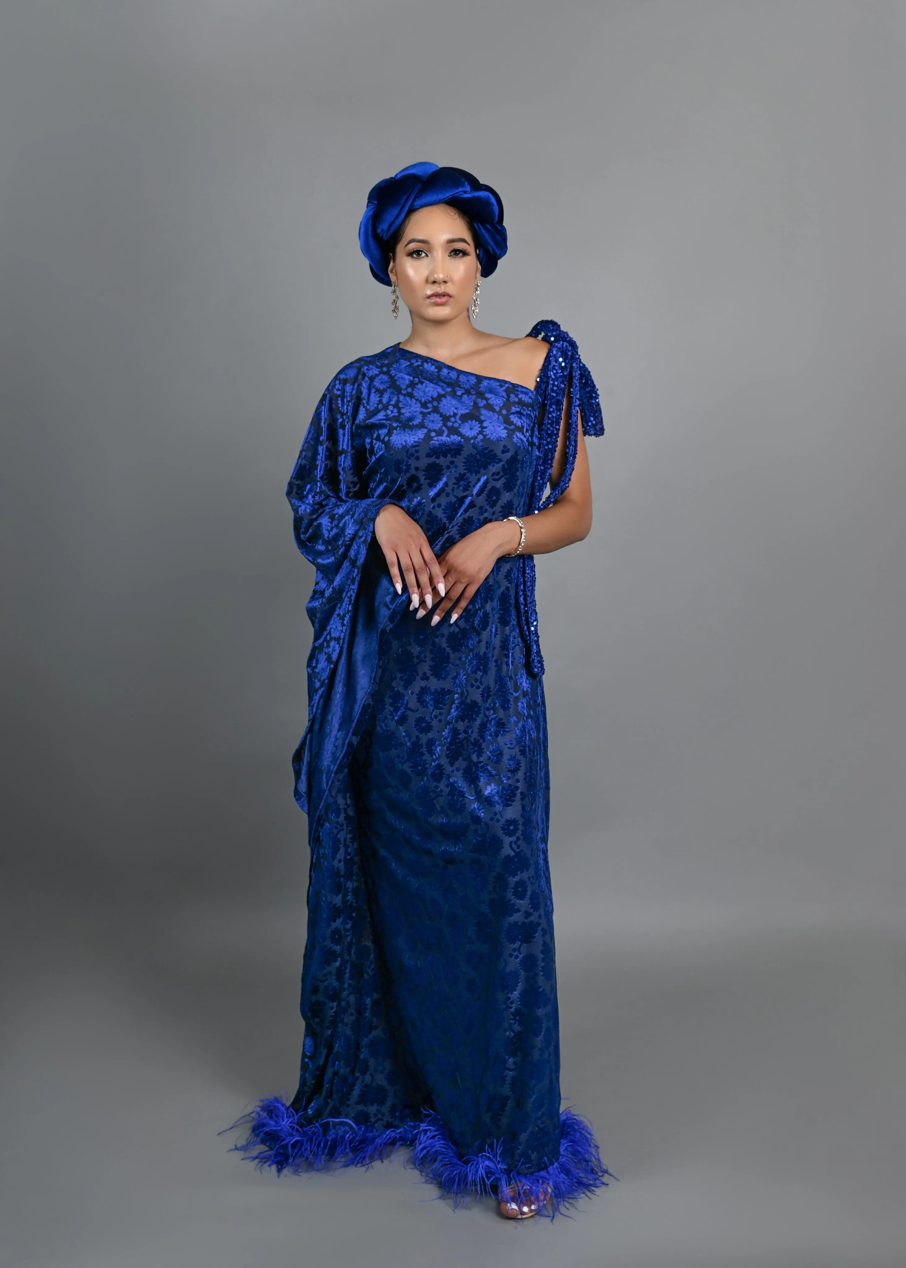 Tyla asymmetrical boubou patterned velvet dress with feathers (Blue)