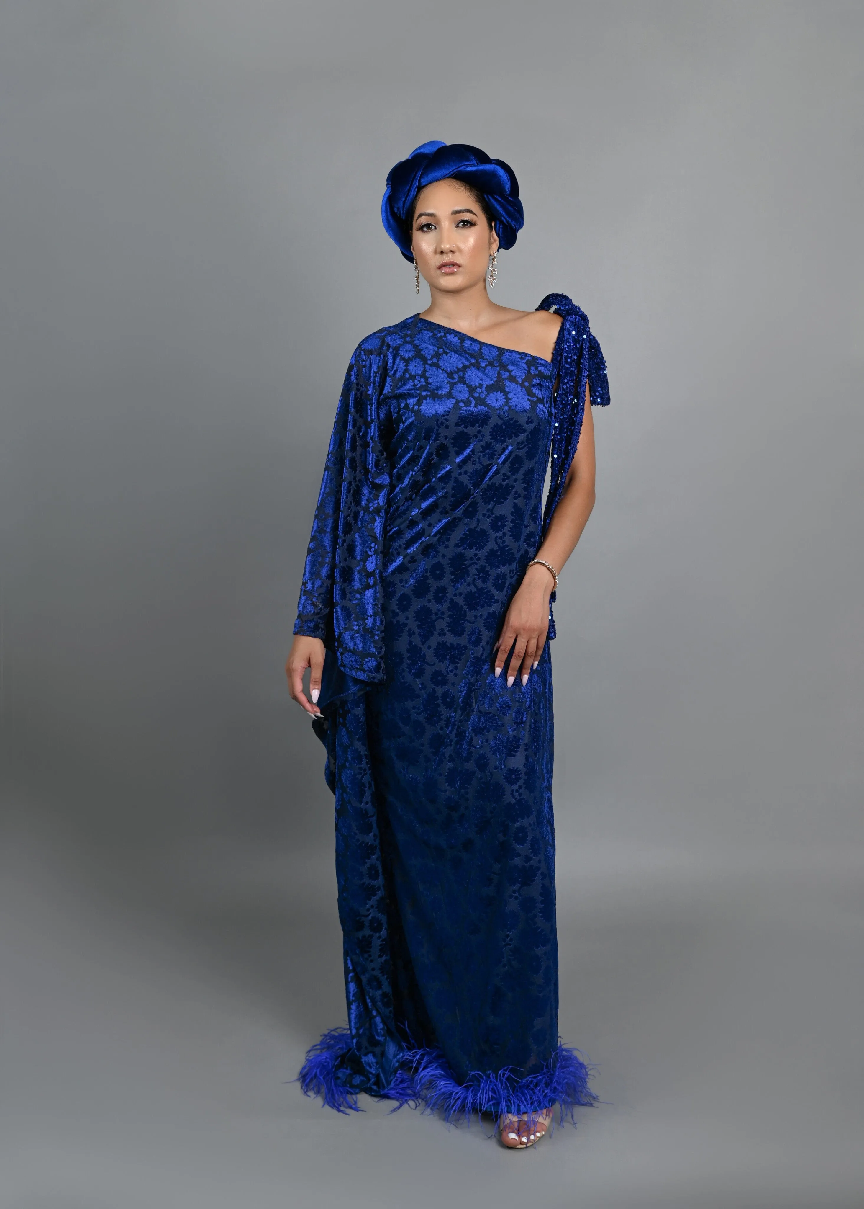 Tyla asymmetrical boubou patterned velvet dress with feathers (Blue)