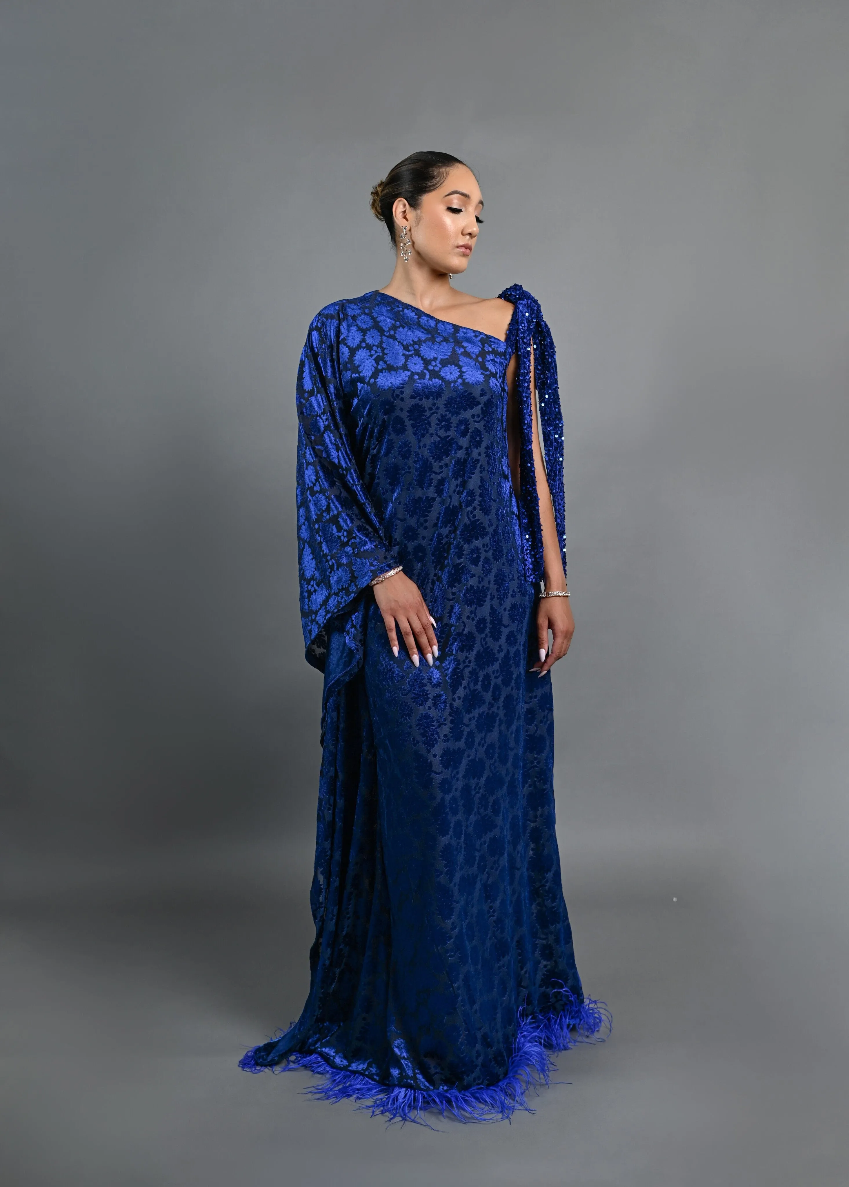 Tyla asymmetrical boubou patterned velvet dress with feathers (Blue)