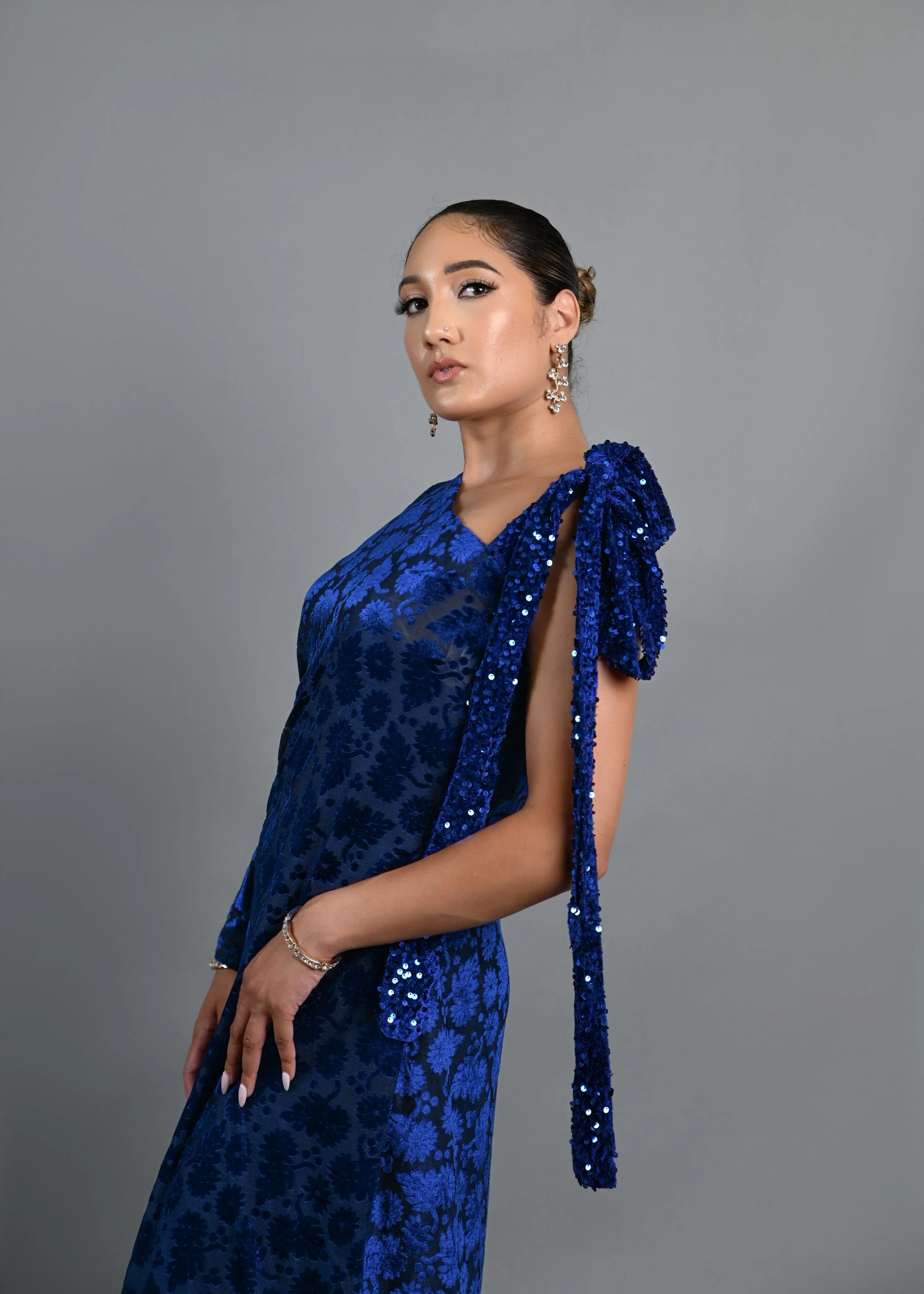 Tyla asymmetrical boubou patterned velvet dress with feathers (Blue)