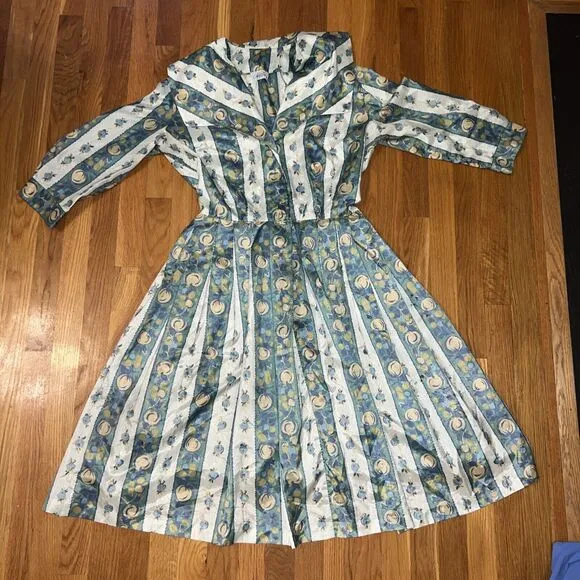 Vintage 1950s Nelly Don White Blue Floral Apple Dress Collar Shirtdress W 25&quot;
