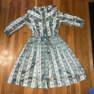 Vintage 1950s Nelly Don White Blue Floral Apple Dress Collar Shirtdress W 25&quot;